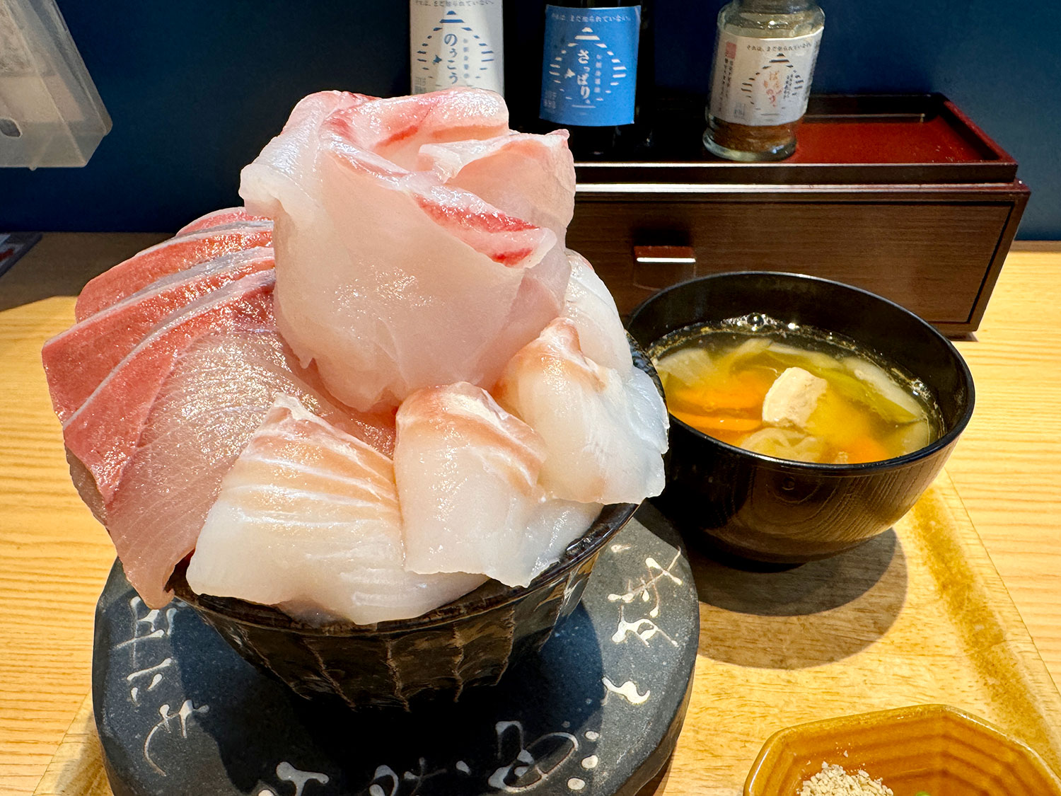 シハチ鮮魚店の海鮮丼