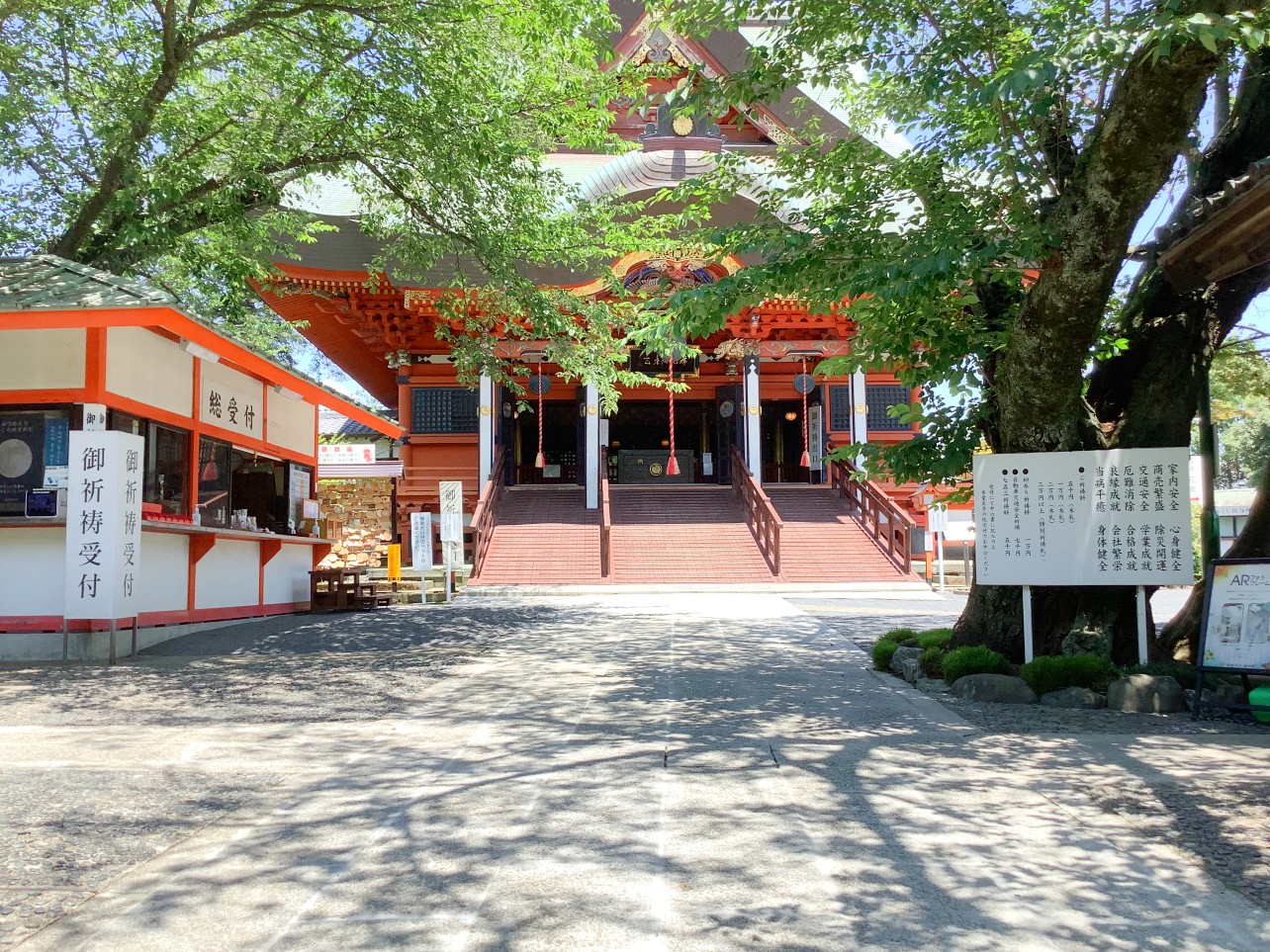 布施弁天東海寺の境内