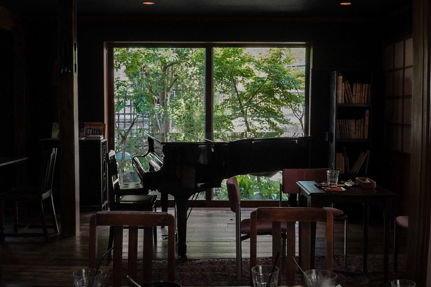 GALLERY.BOOK.CAFE DEN1