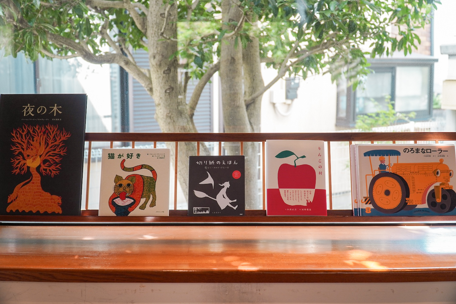 GALLERY.BOOK.CAFE DEN4