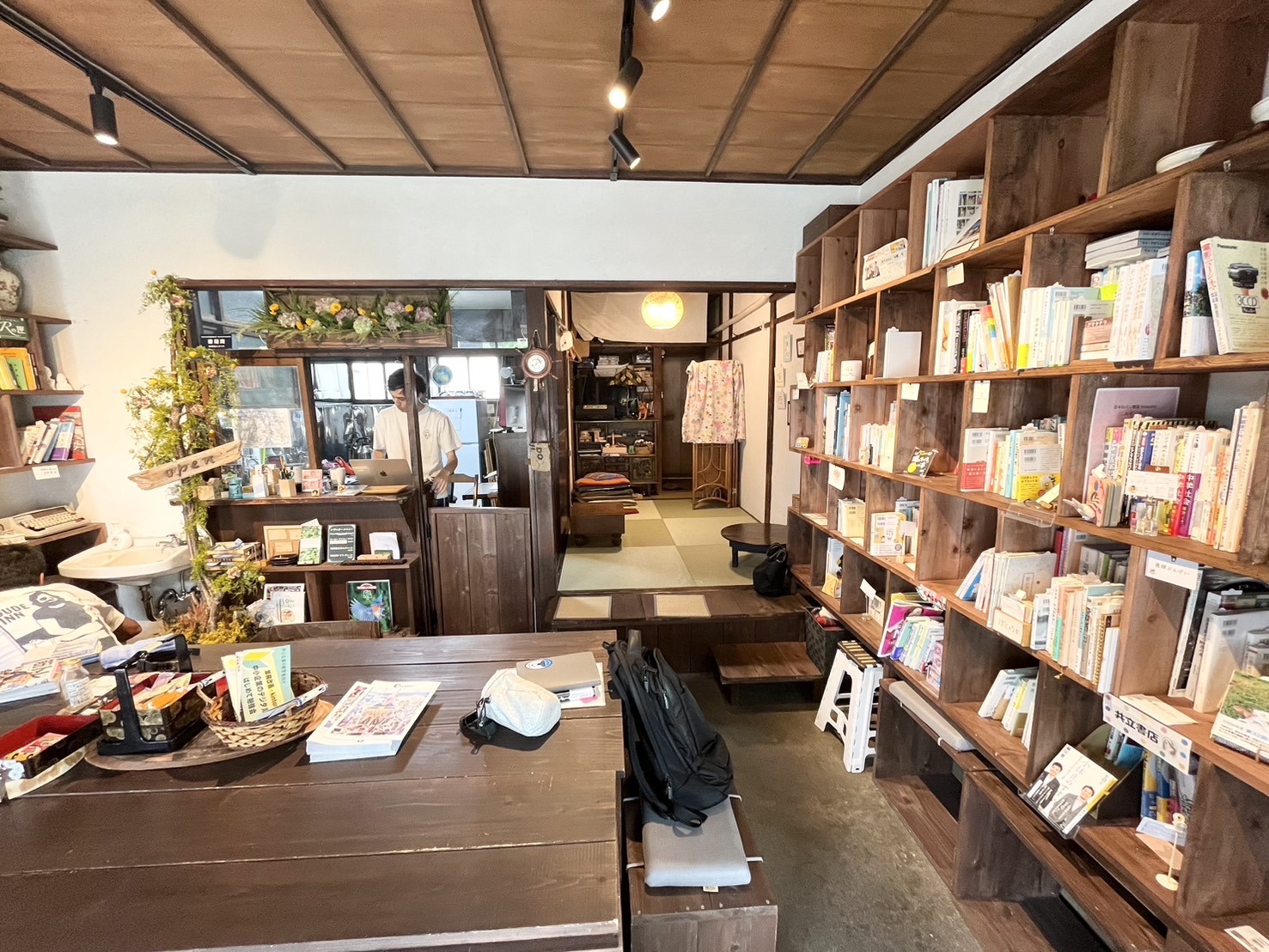 話せるシェア本屋とまり木の内観