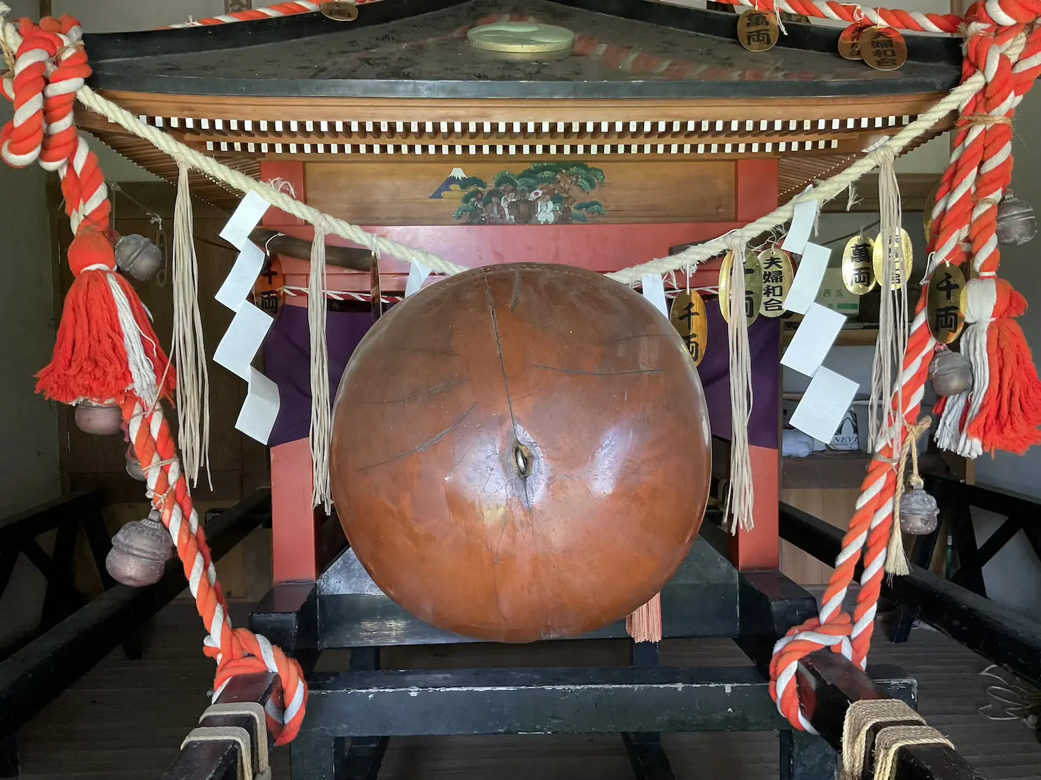 2000年の歴史を誇る奇祭の社！眺望抜群、稲取の海辺に佇む「どんつく