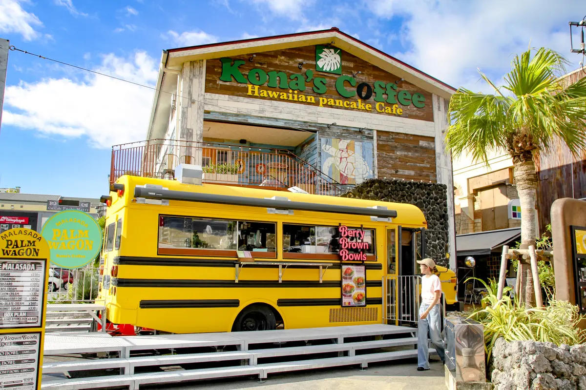 沖縄の夏空に映える！ ハワイ気分を感じながらマラサダ＆アサイーを