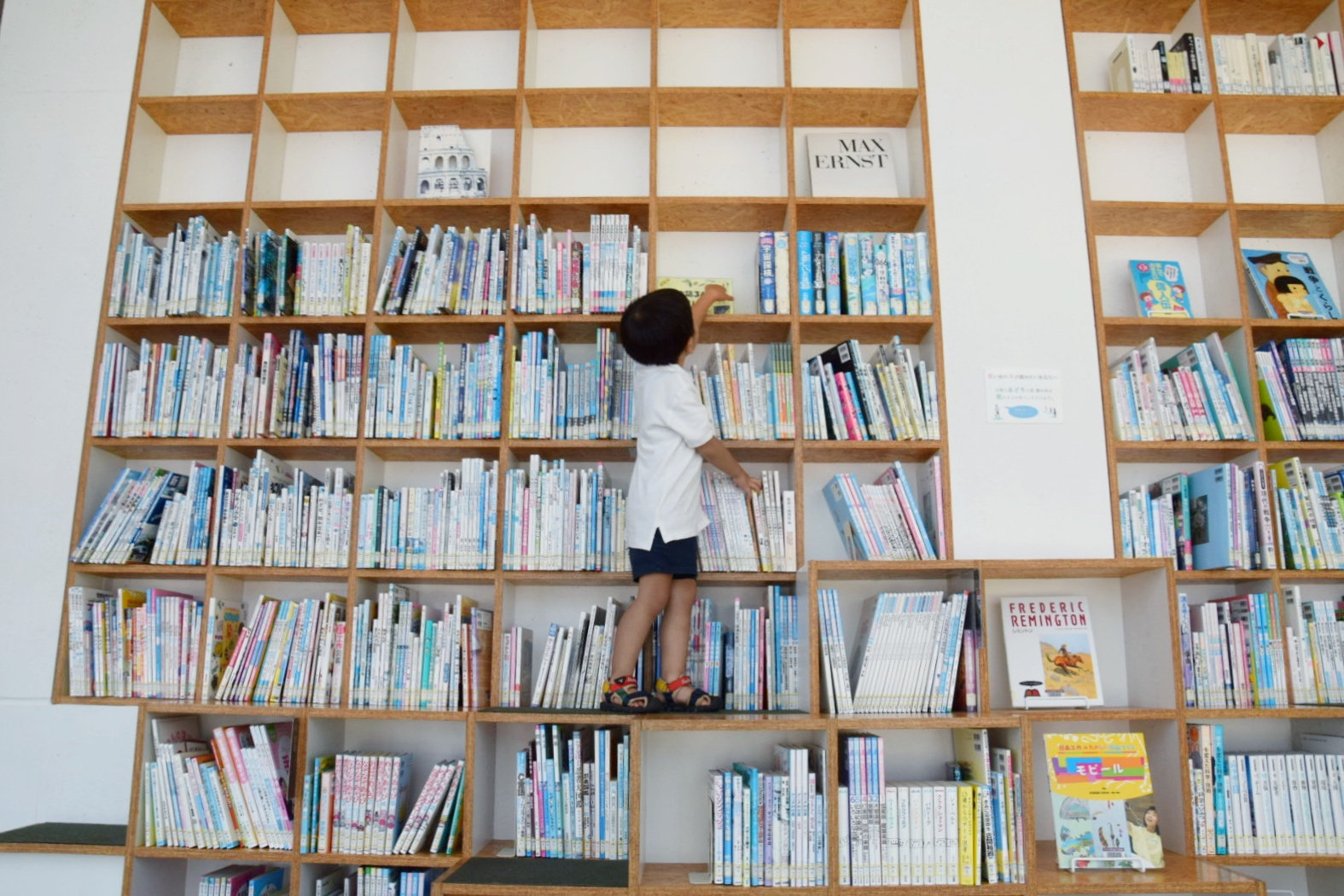 太田市美術館・図書館_絵本_踏み台