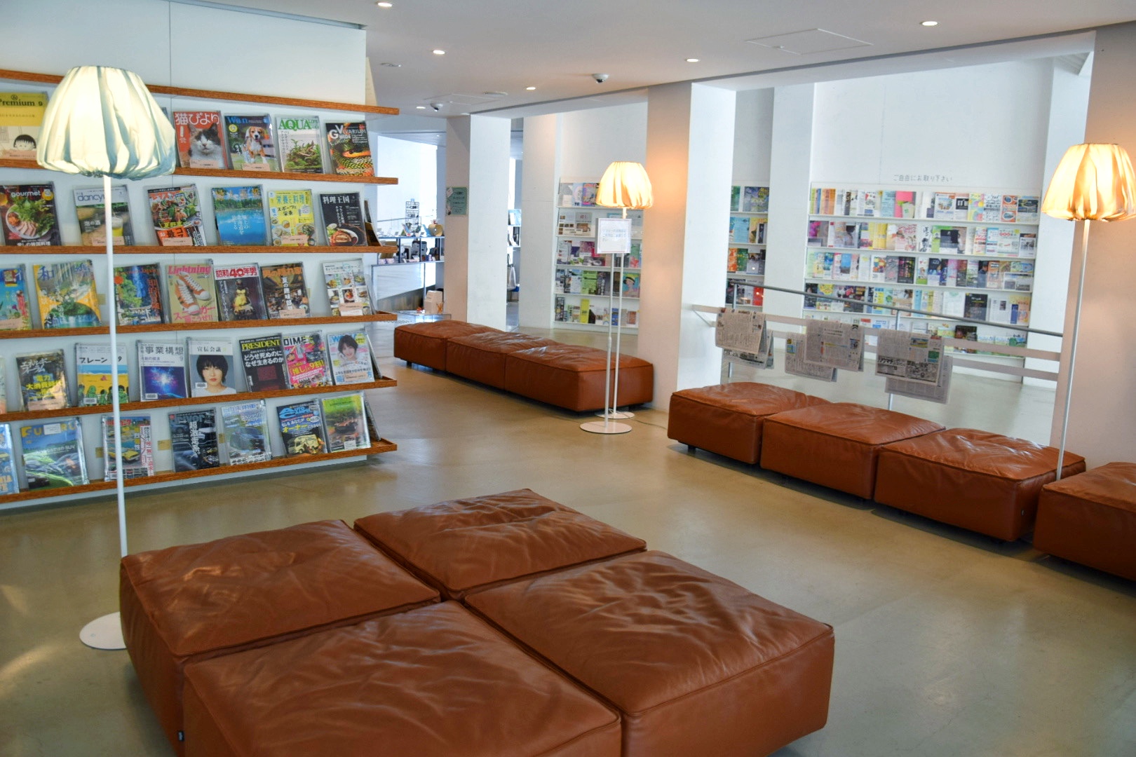 太田市美術館・図書館_館内ソファ