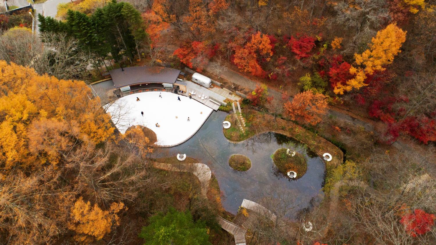 紅葉のケラ池スケートリンク