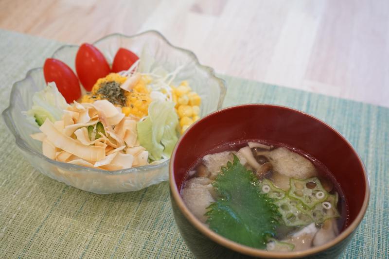 サラダと味噌汁