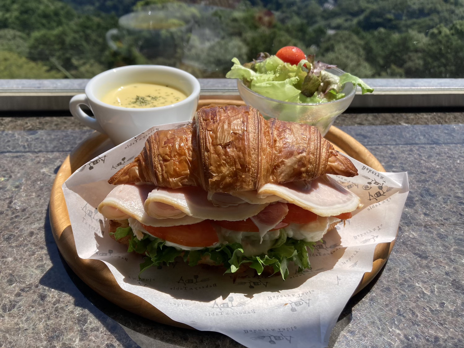 伊豆を見渡す絶景でいただく極上ランチ「Bakery & Table Sweets 伊豆」