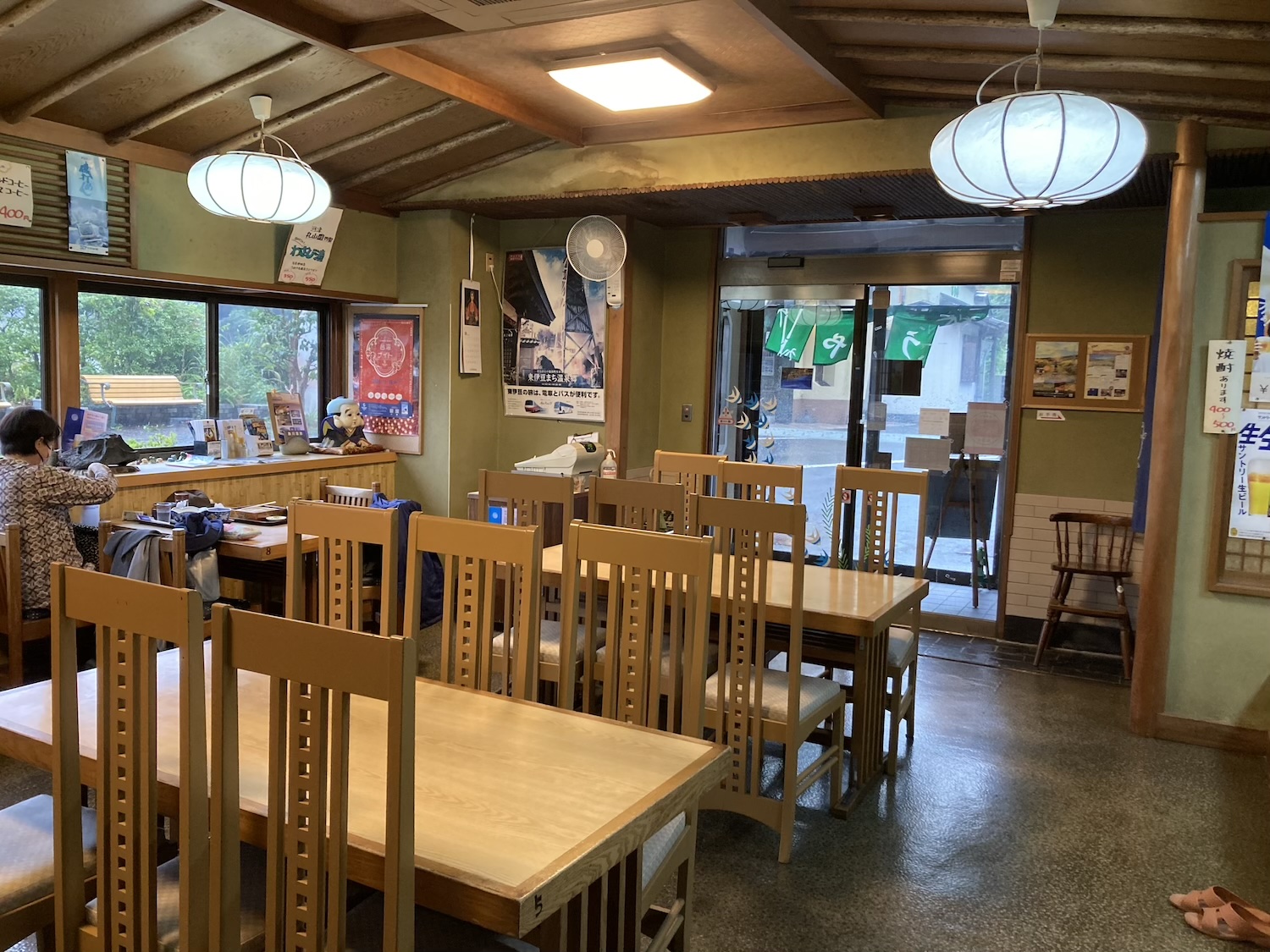 うめや食堂店内