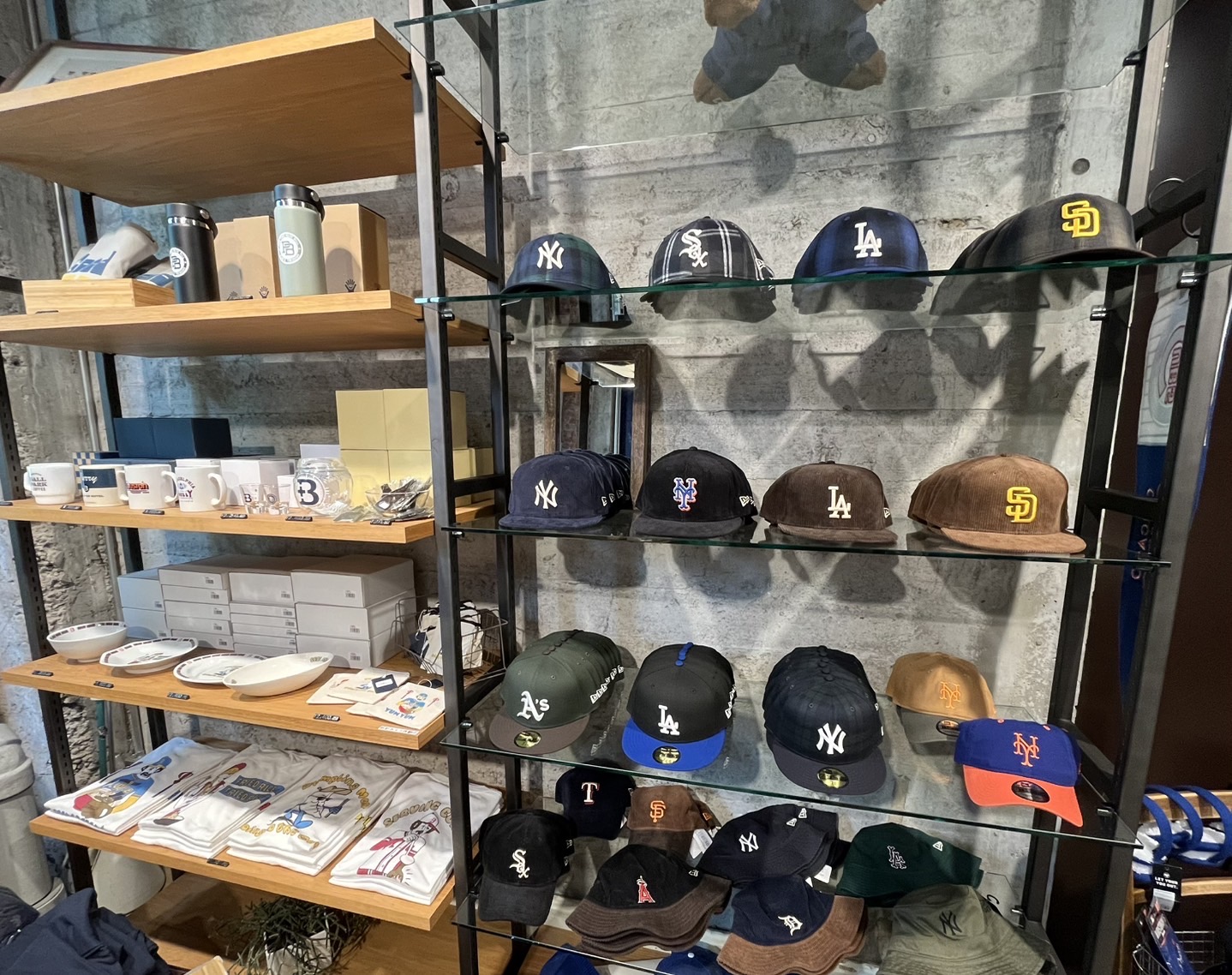MLBロゴ入りキャップ