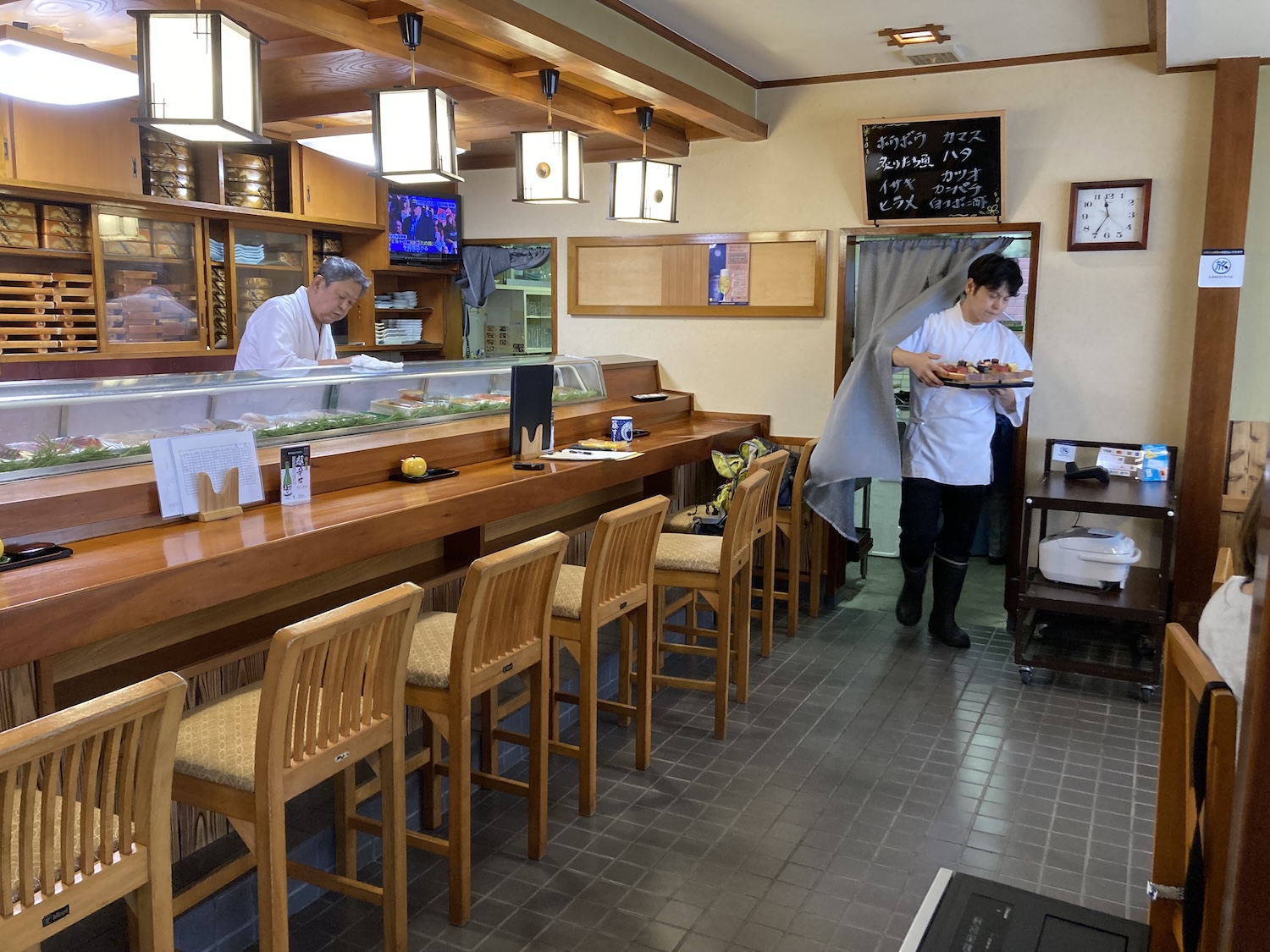 藤すし店内