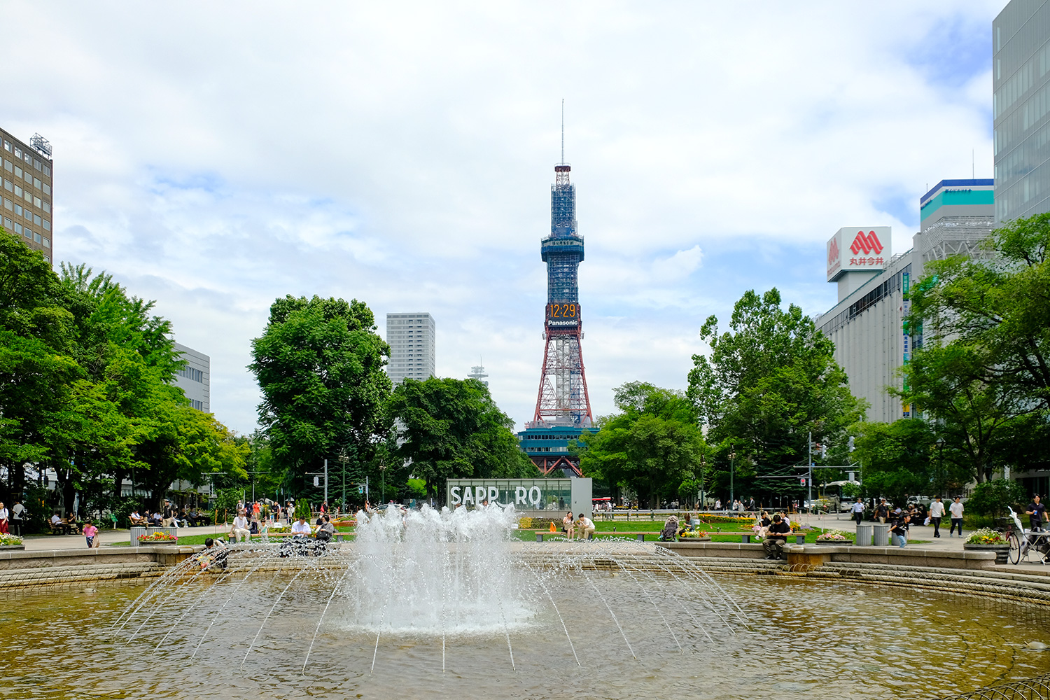 札幌大通公園のテレビ塔と噴水