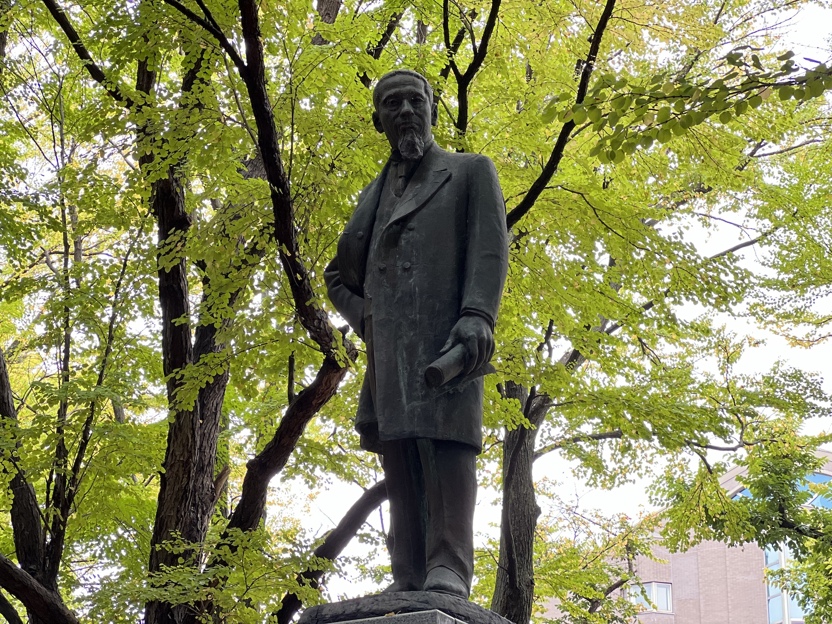 札幌円山公園岩村通俊像