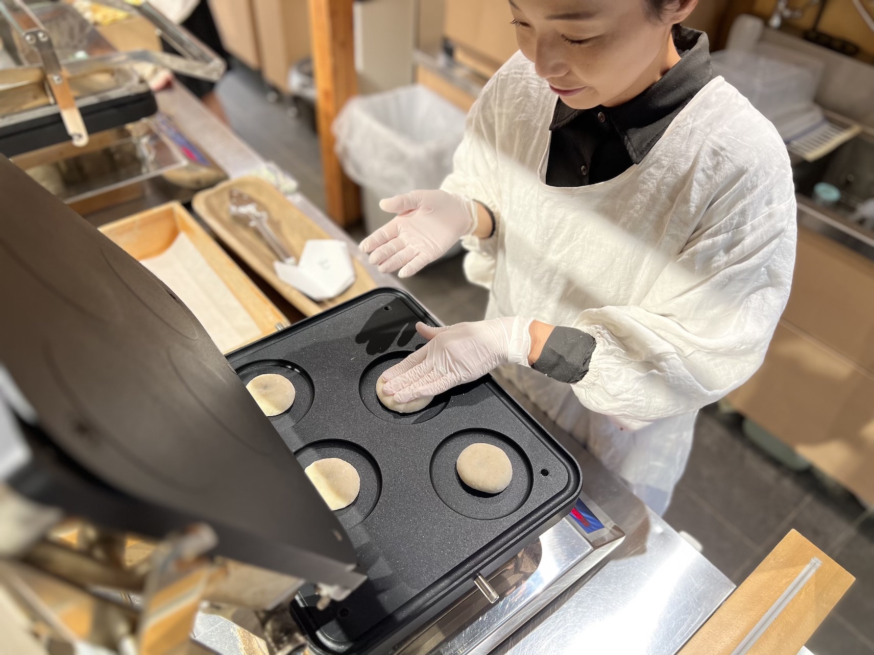 神宮茶屋鉄板で焼く