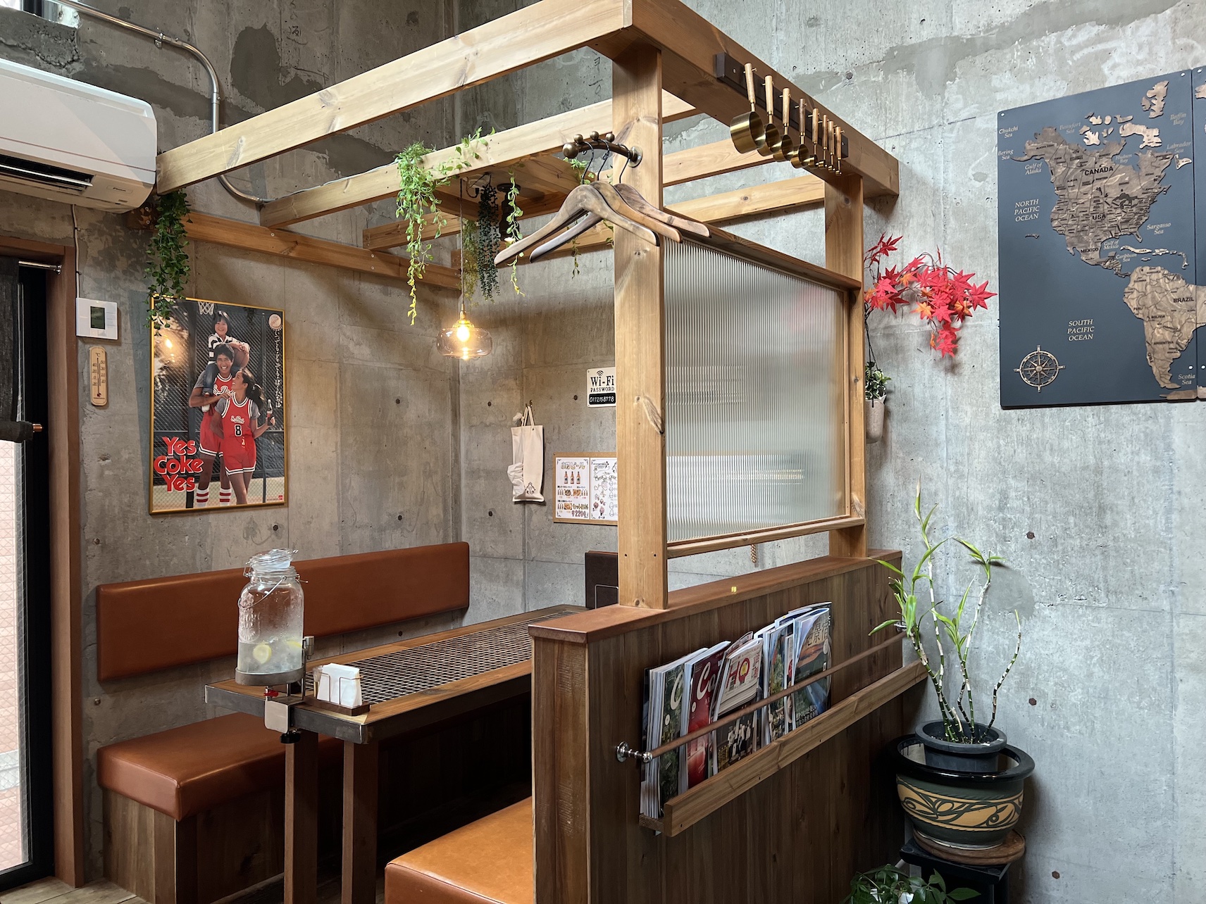思わず長居してしまう２階テーブル席