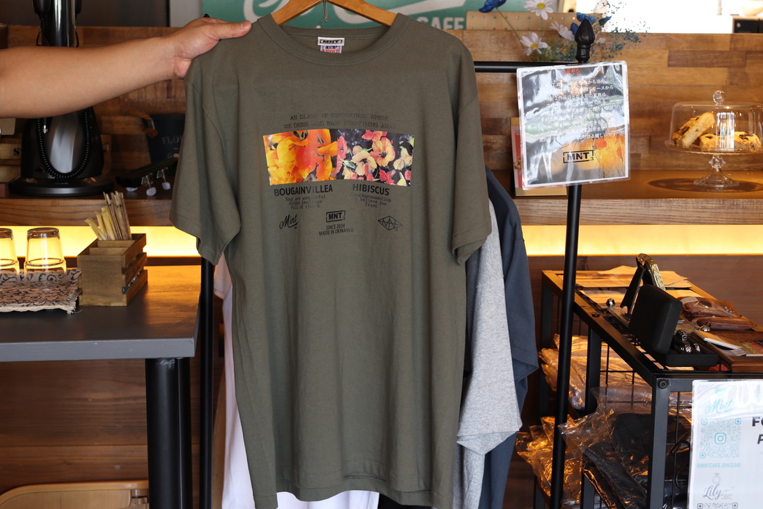南国植物の花言葉を落とし込んだTシャツが人気