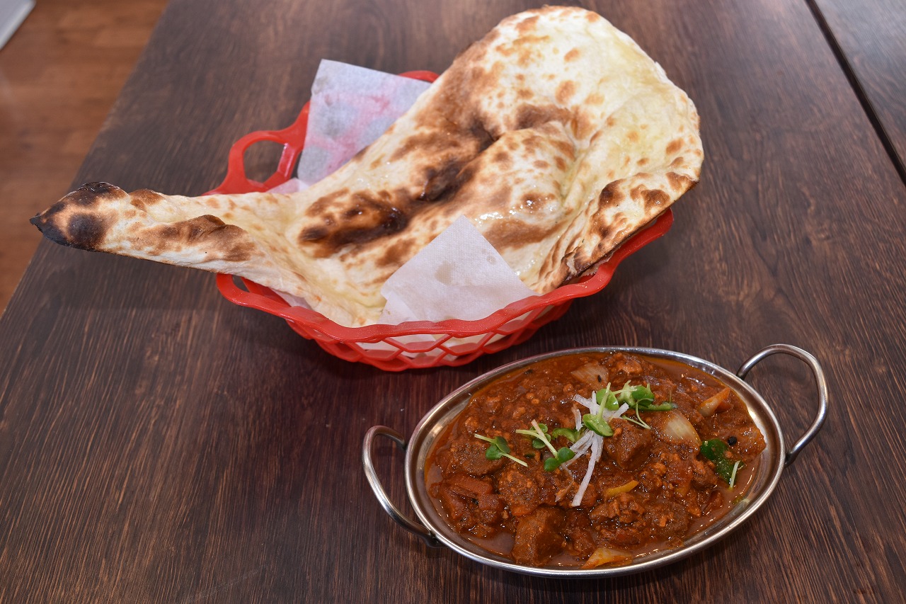 「モハンディッシュ新札幌店」カレー ナン