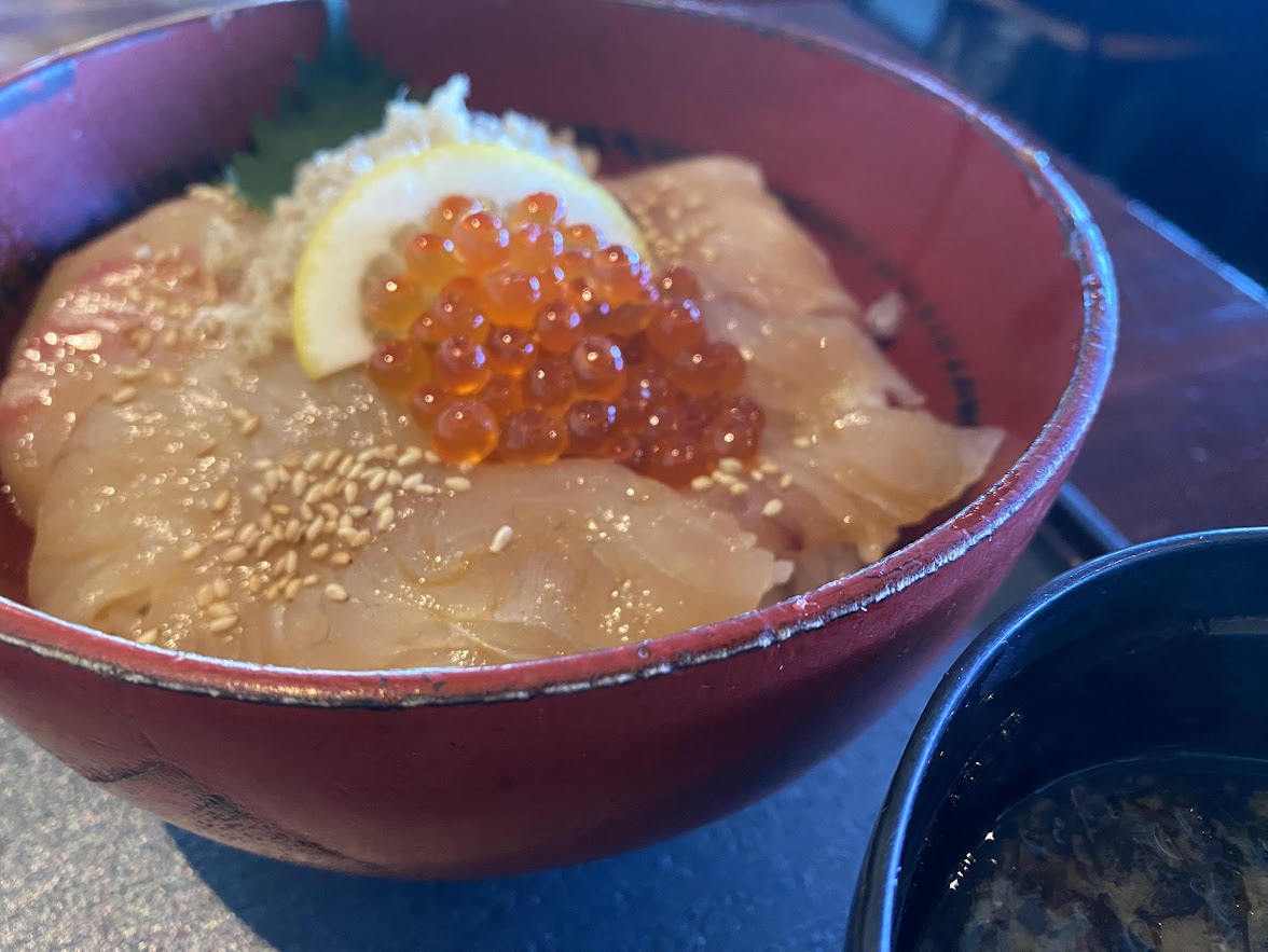 たっぷりのお刺身がのった海の小田原丼