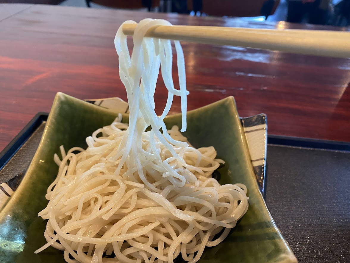 二八蕎麦を箸で持ち上げた様子