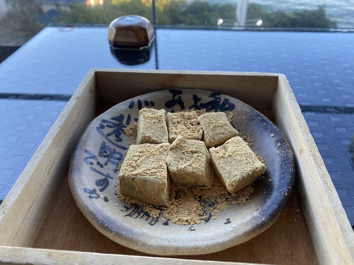 きなこたっぷりのわらび餅