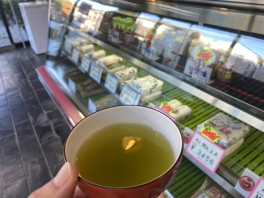 あじめいの店主がいれてくれる玄米抹茶