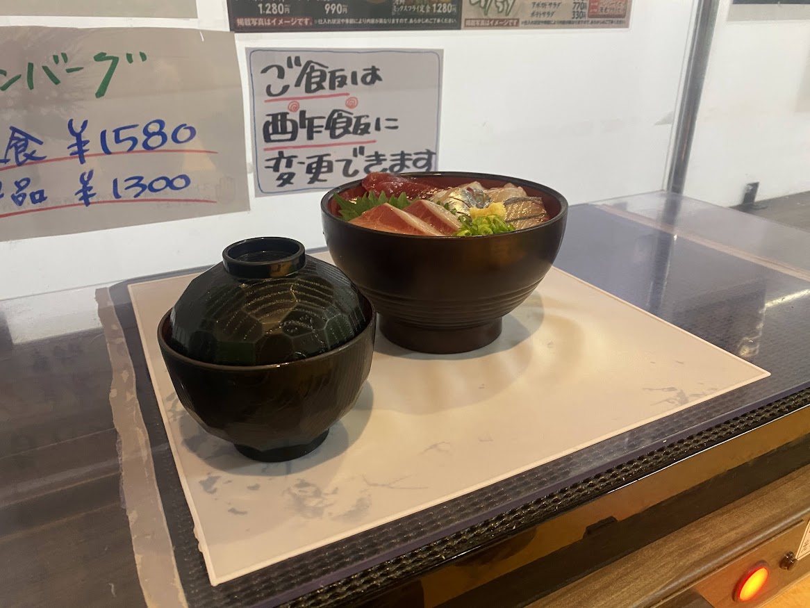 レーンで運ばれてくる食事