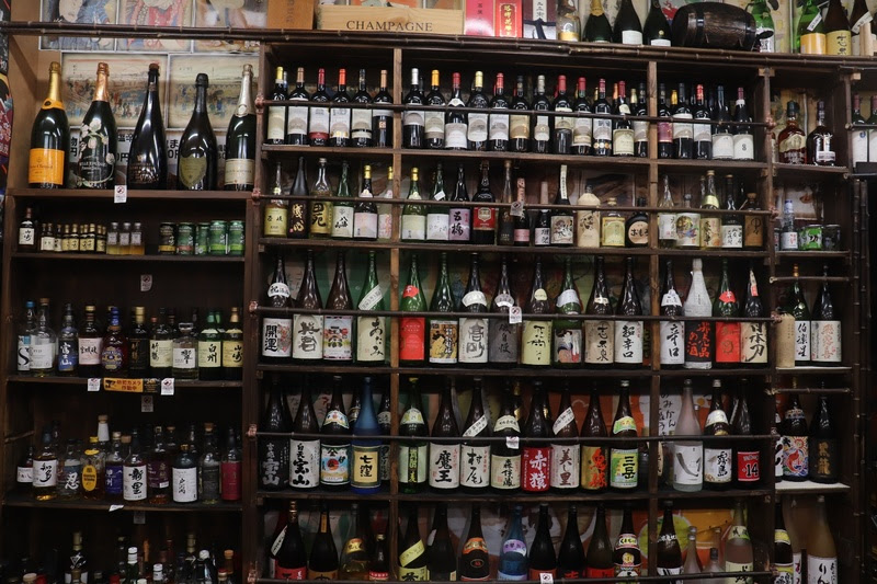 圧巻のアルコール類が並ぶ熱海ミニ横丁