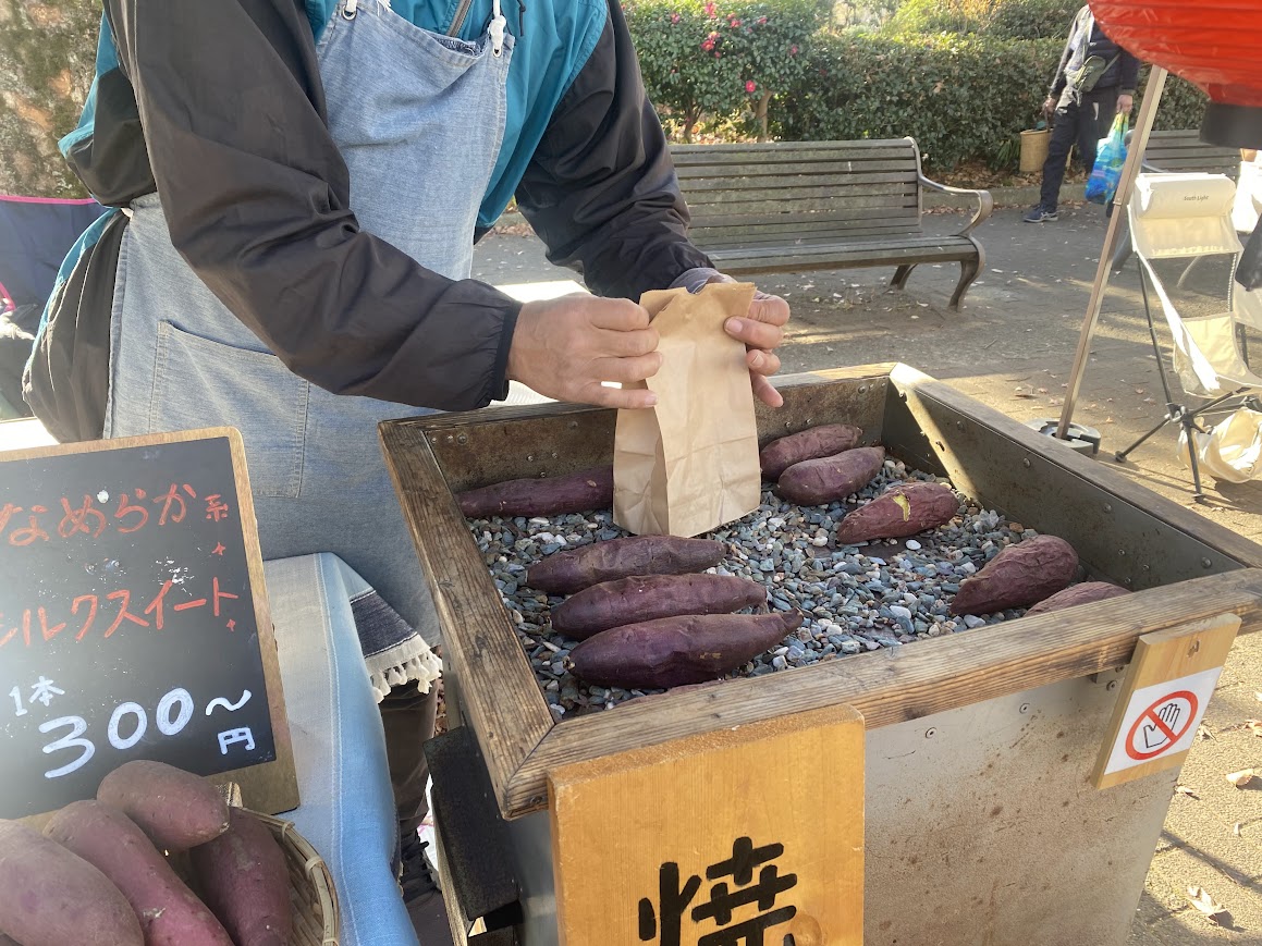 焼き芋を包んでくれる様子