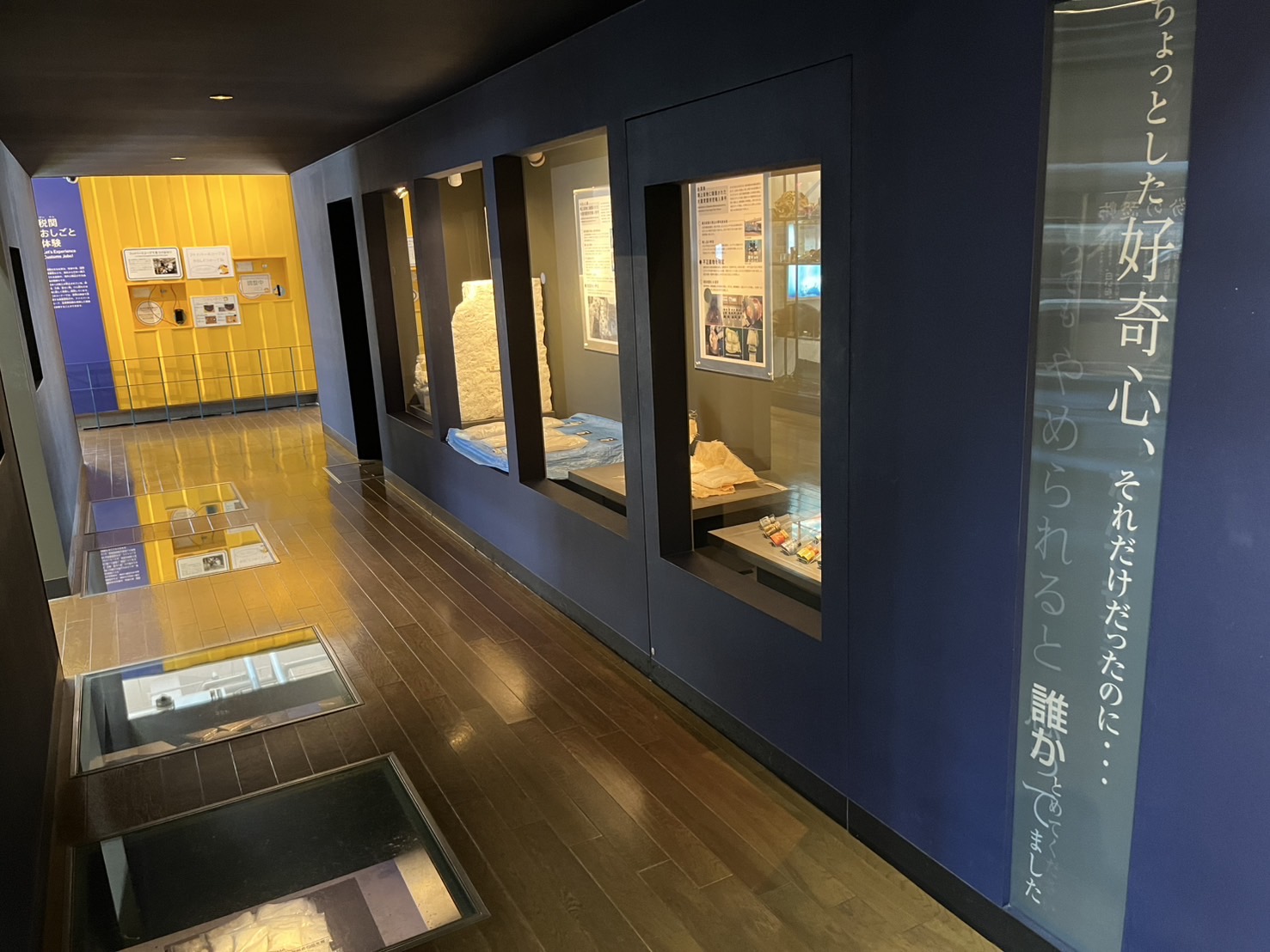 薬物、拳銃の展示コーナー