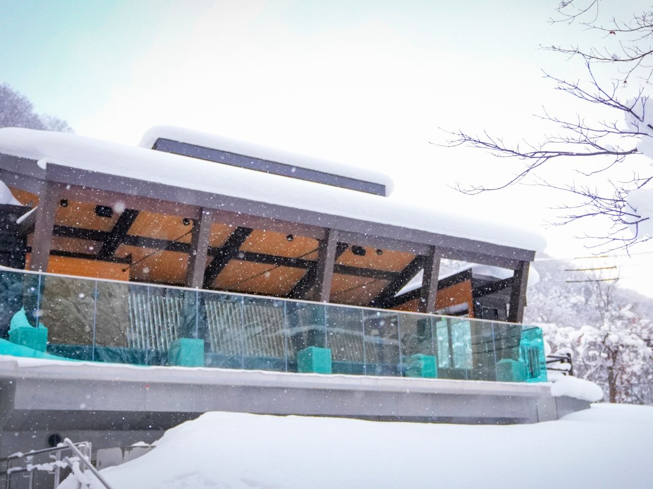 雪を見ながら足湯が楽しめる定山渓温泉