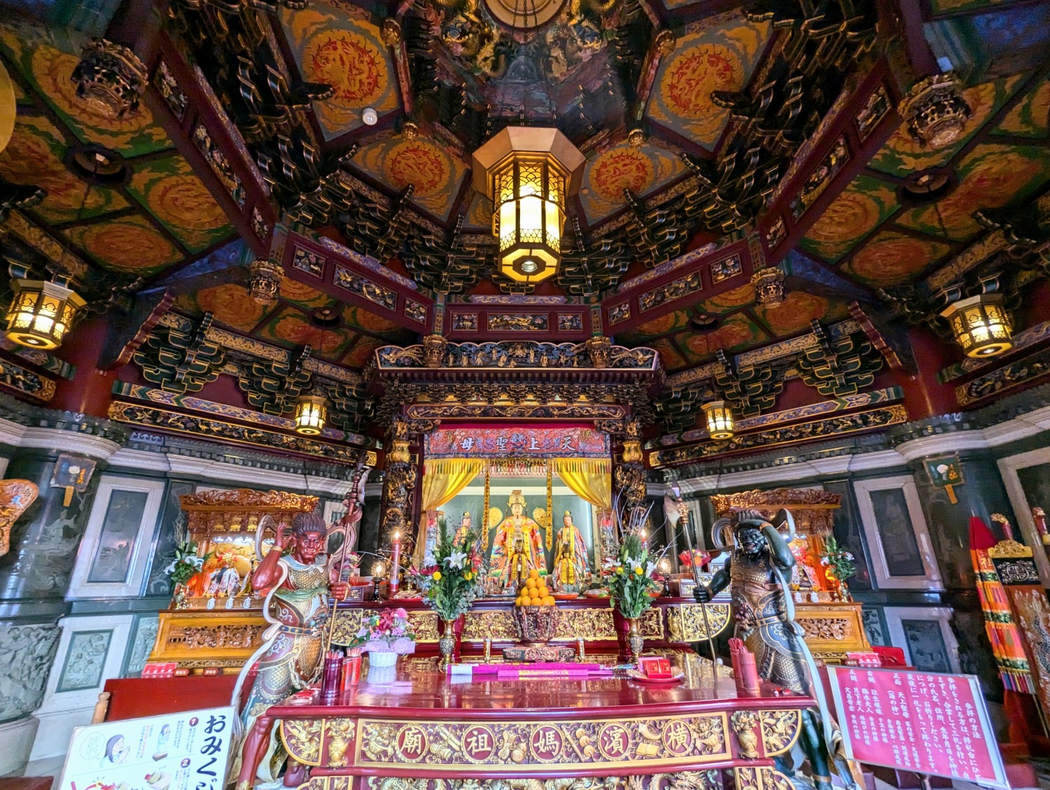 媽祖廟　廟内