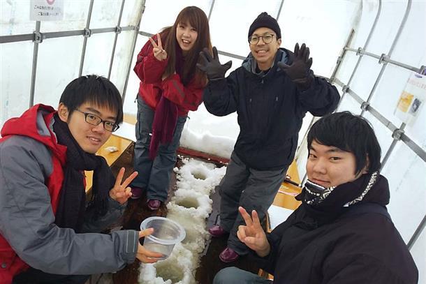 「とれた小屋ふじい農場」屋内で楽しむワカサギ釣り