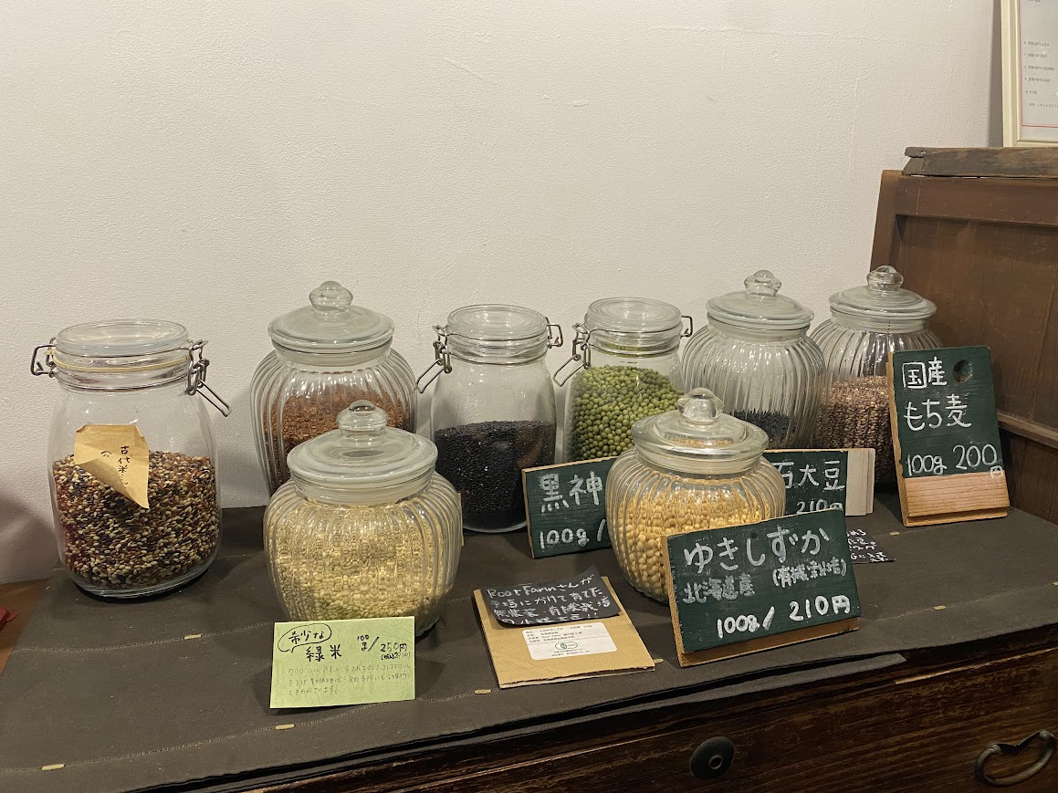 maru庄屋の店内に並ぶ豆や雑穀