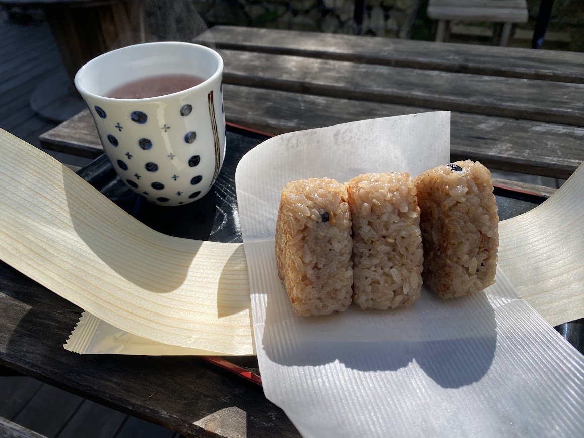 焼むすびと黒豆茶