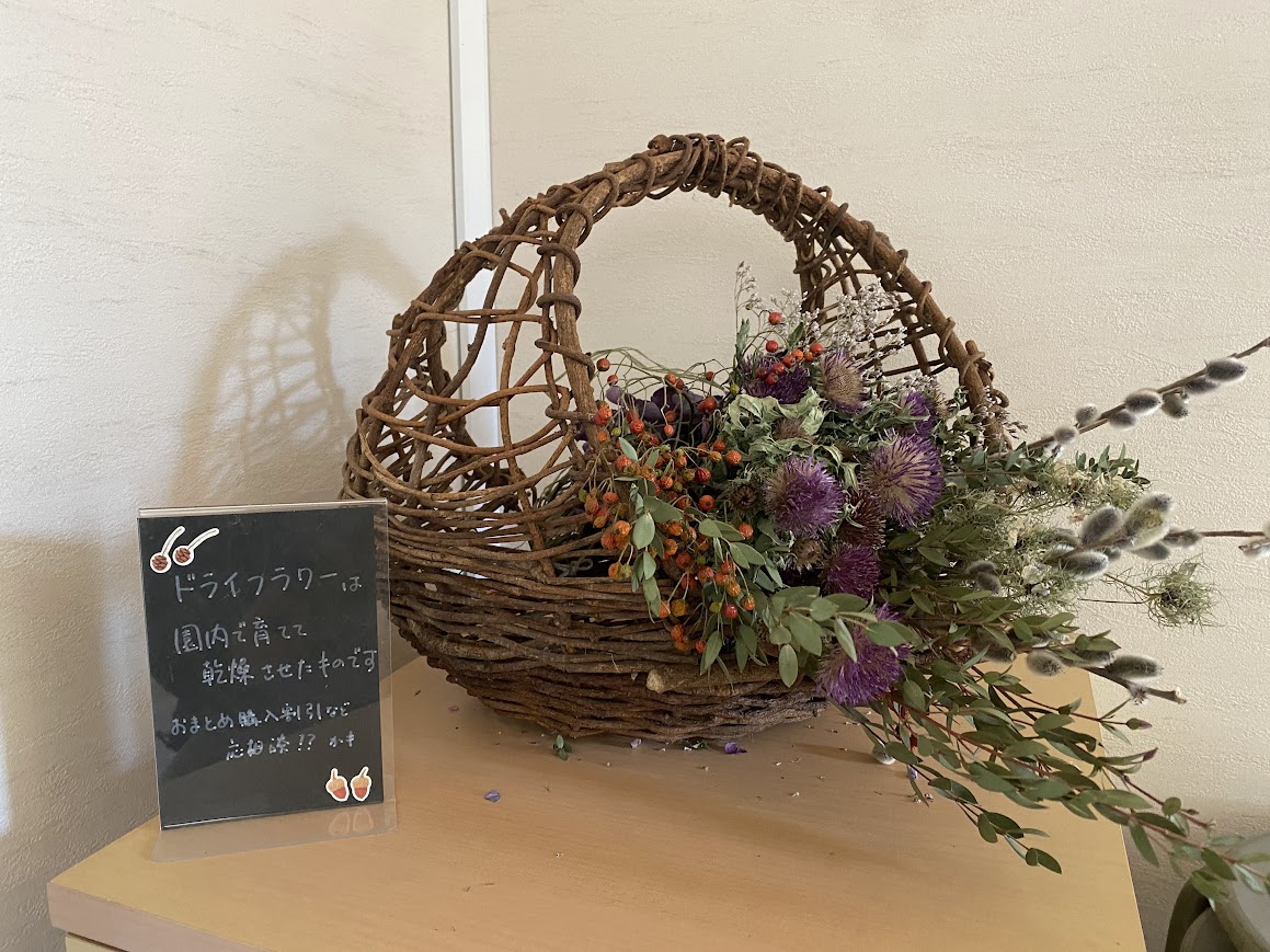手づくりのドライフラワーの飾り