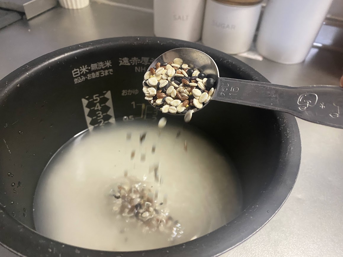 お米に雑穀を混ぜる様子