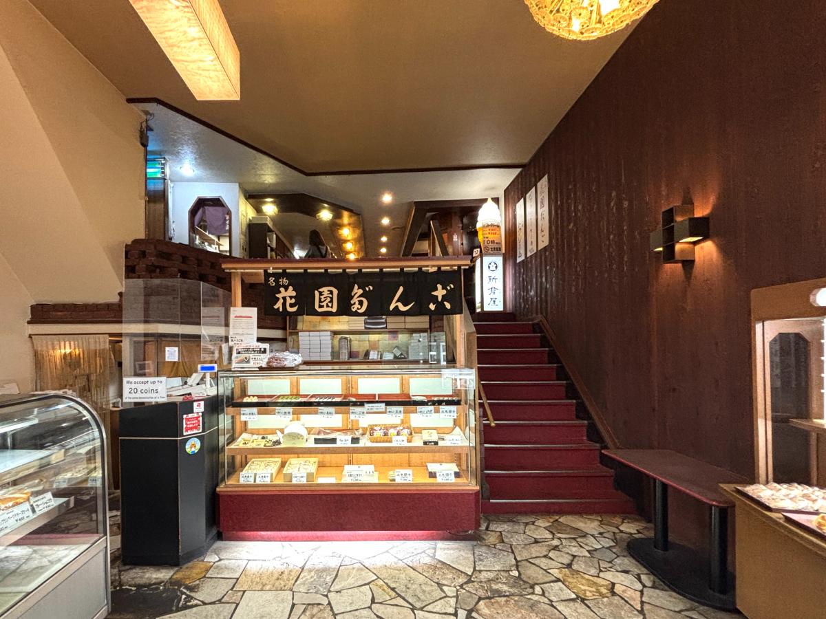 札幌新倉屋店内