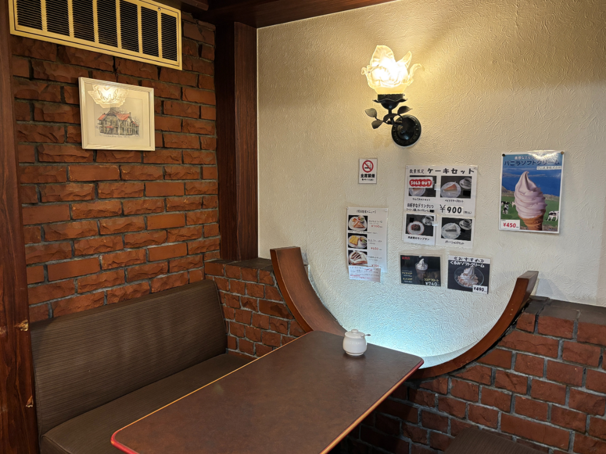 札幌新倉屋喫茶スペース