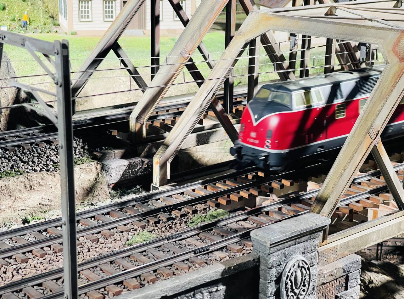 原鉄道模型博物館ジオラマの模型鉄道走行