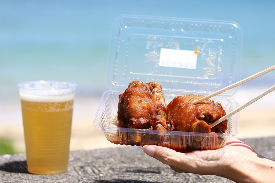 ウチナー流！海辺で味わう豚三郎のぷるぷる「てびち唐揚げ」の楽しみ方