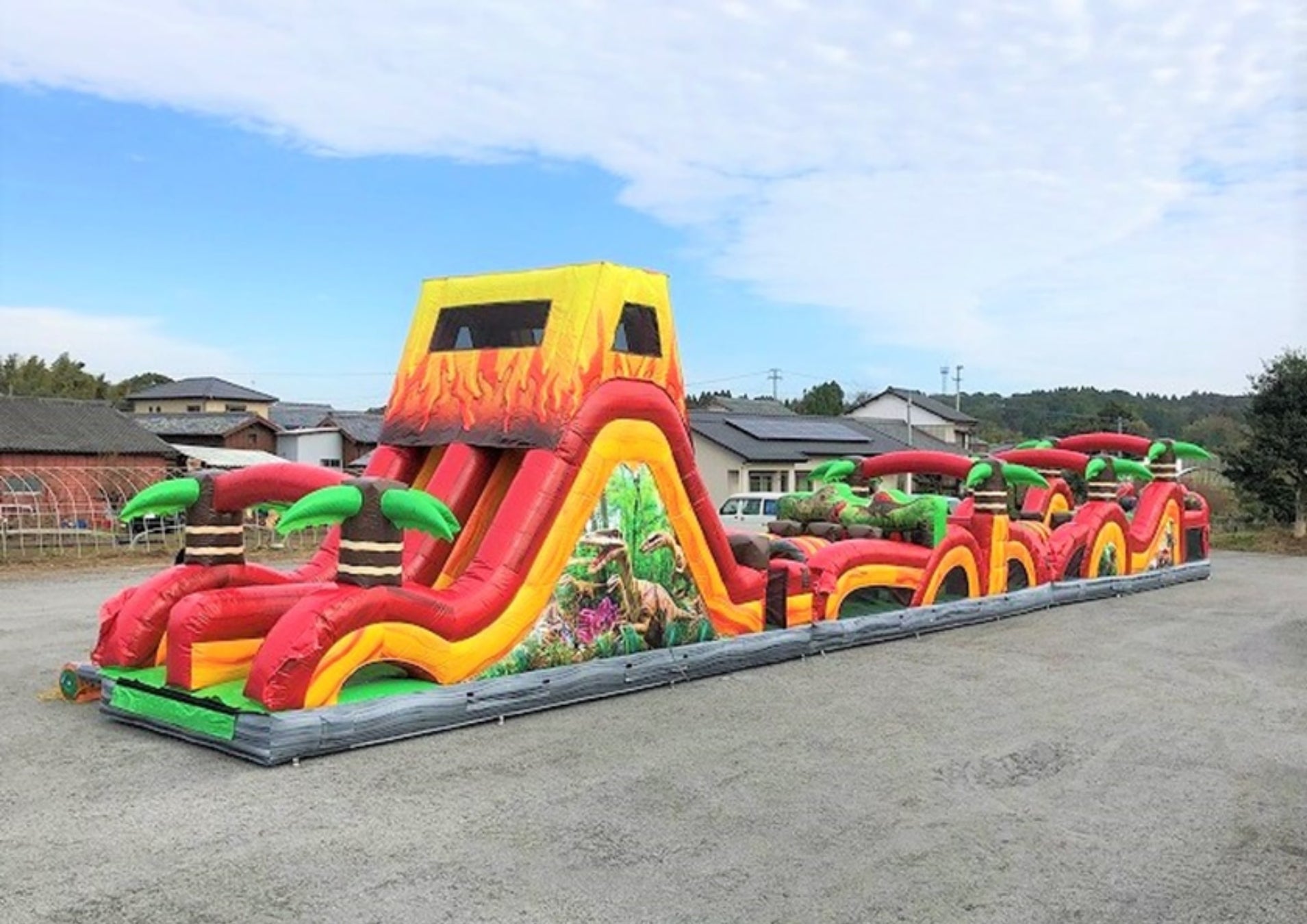 巨大な恐竜アスレチック