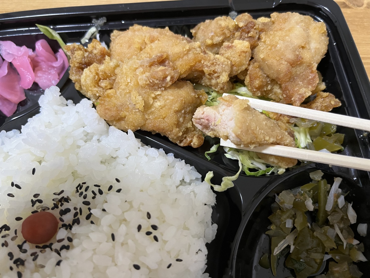 からあげを食べている様子