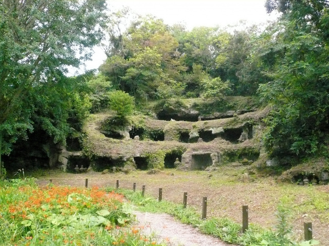 まんだら堂やぐら群_集合墓地