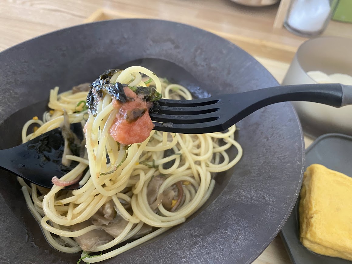 パスタにたらこを絡める様子