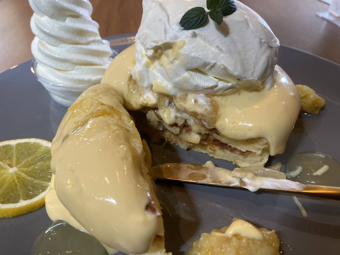 パンケーキを真ん中からカットした様子