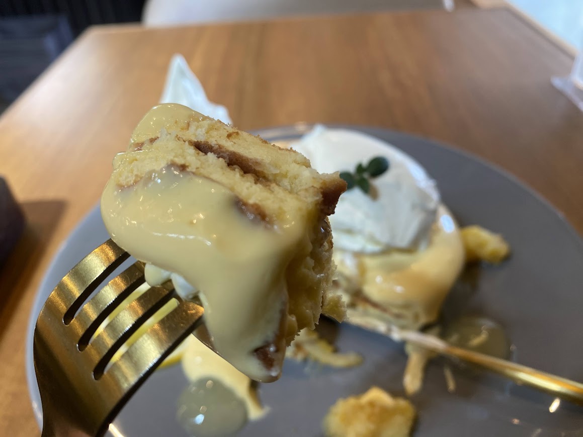 湘南ゴールドのパンケーキを食べる様子
