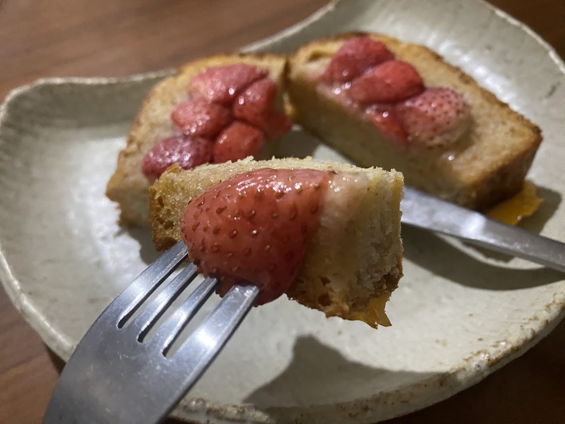 カットしたいちごのフレンチトースト