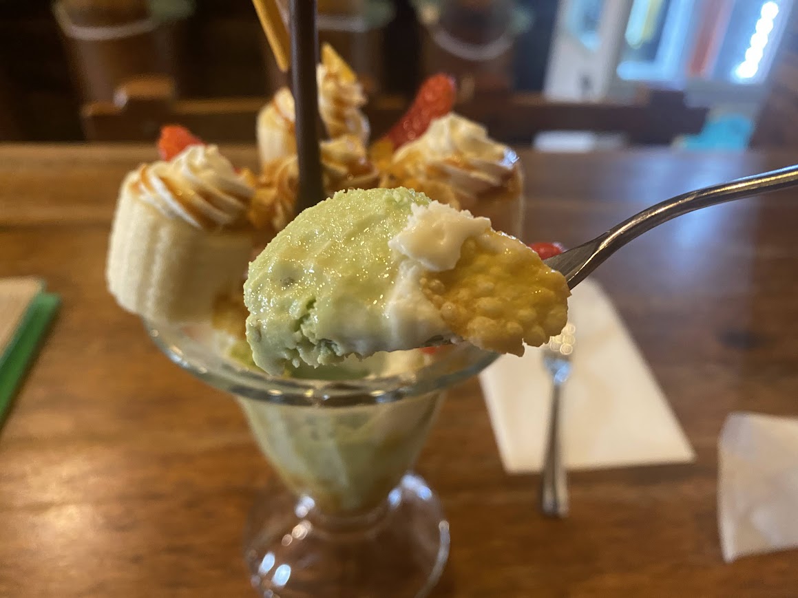 パフェをスプーンですくう