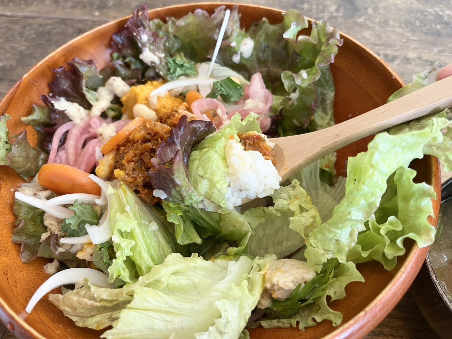 野菜めしを食べている様子