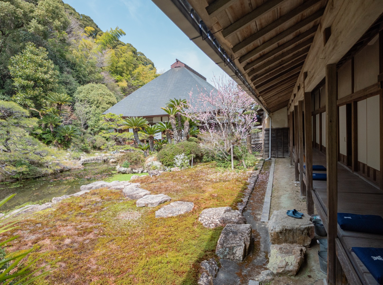 本興寺_庭園と廊下